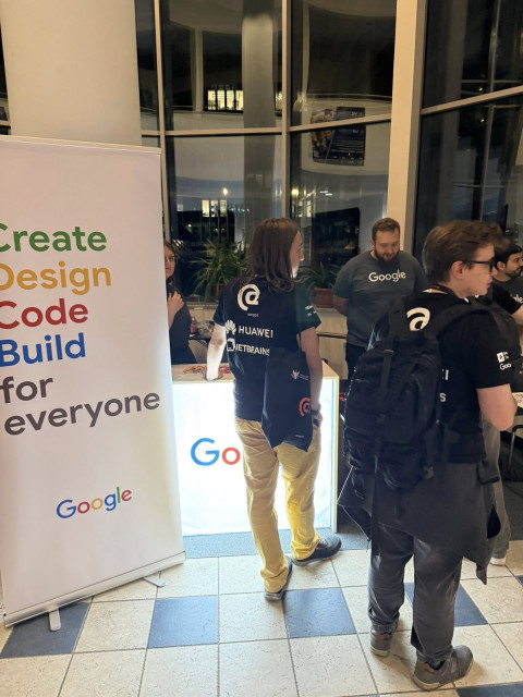  Studenci nawiązujący kontakty z firmą sponsorską Google