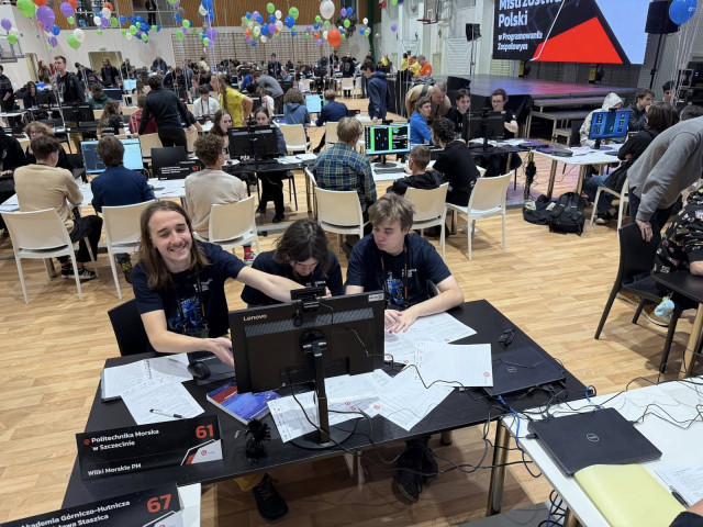 Nasi studenci pierwszego dnia na sali w trakcie zawodów próbnych