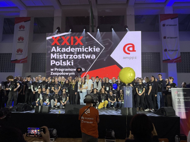 Zdjęcie grupowe wszystkich uczestników Akademickich Mistrzostwach Polski w Programowaniu Zespołowym