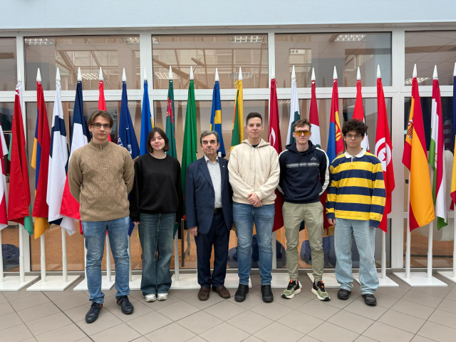 Zdjęcie grupowe z flagami w holu TSI