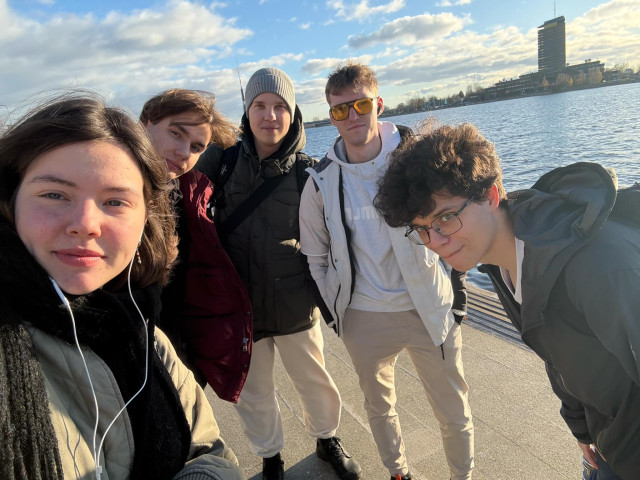 Uczestnicy podczas spaceru nad Dźwiną