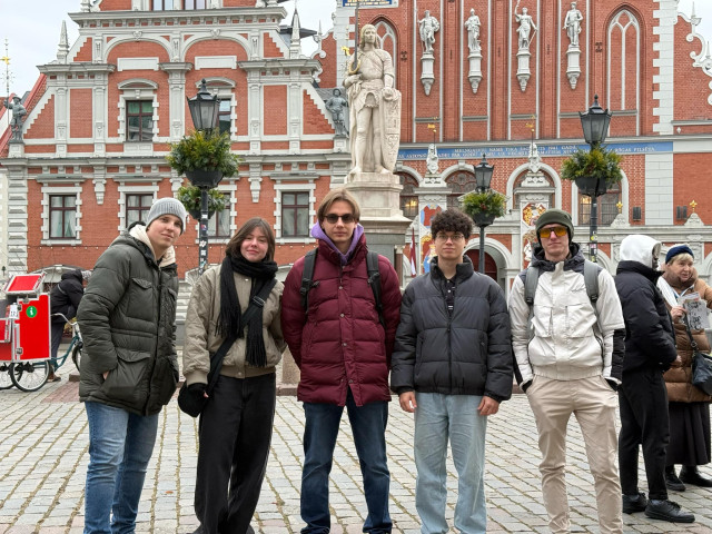 Grupowe zdjęcie ze zwiedzania miasta