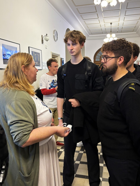 Ewa Tarabicka, uczelniana koordynatorka programu ERASMUS oraz Piotr Wołejsza (w głębi) opowiadają o możliwościach jakie daje program ERASMUS.