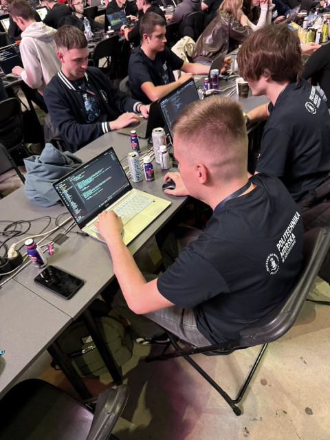 Studenci w trakcie przerwy pomiędzy pracą 