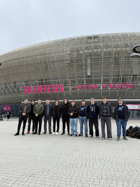 Studenci rozwijający aplikację wolontariatu 