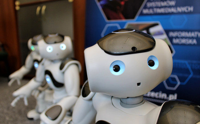 Roboty humanoidalne na promocji uczelni 