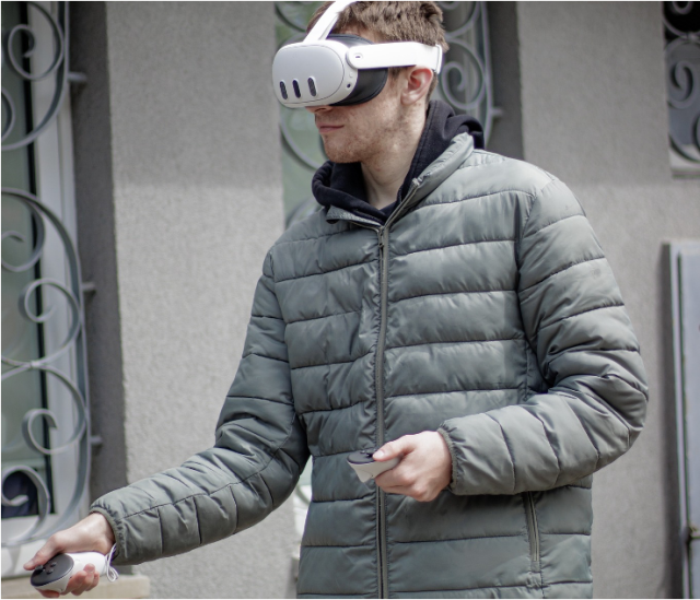 Student w trakcie pokazu okularów VR na festiwalu kół naukowych 