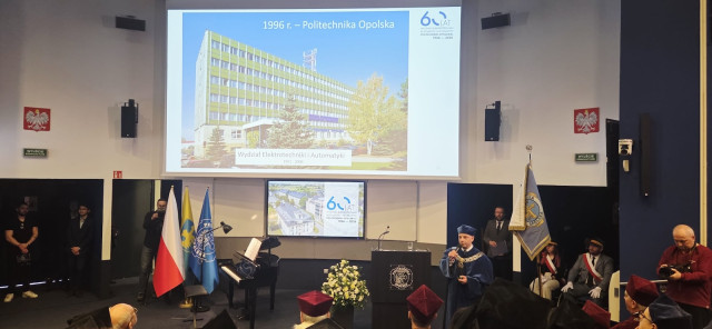 Zebrani goście na sali oglądają prezentację