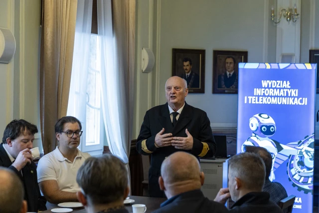 Dziekan WIiT prof. dr hab. inż. Zbigniew Pietrzykowski podczas prezentacji.