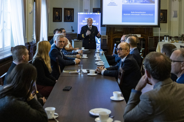 Dziekan WIiT prof. dr hab. inż. Zbigniew Pietrzykowski podczas prezentacji.