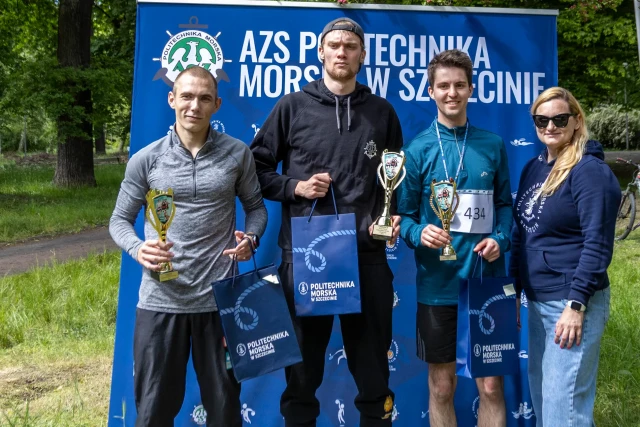 Zwycięzcy kategorii studentów z Prorektor ds. studenckich Agnieszką Deją
