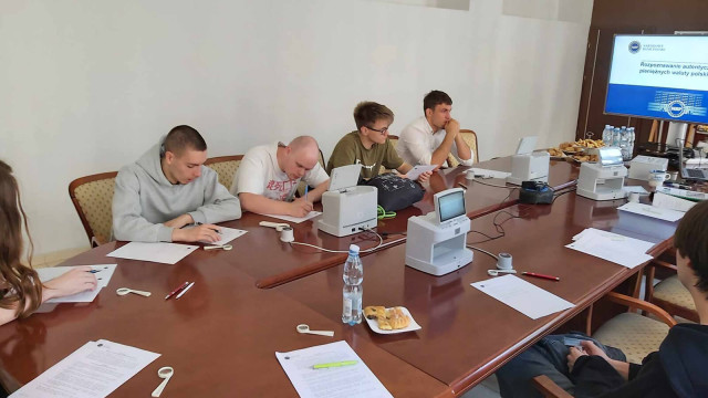 Studenci kierunku Teleinformatyka w trakcie szkolenia