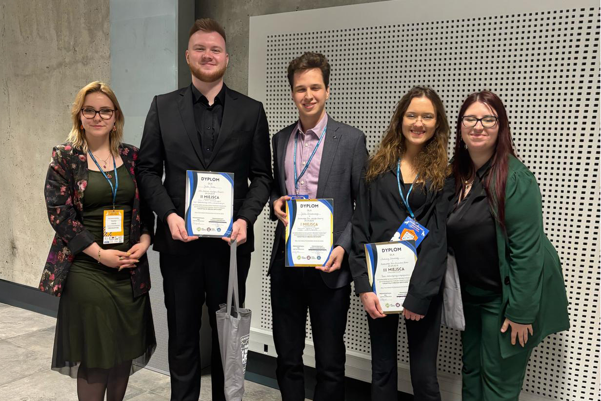 Jakub Brożek z finalistami XIII Poznańskie Forum Logistyczne