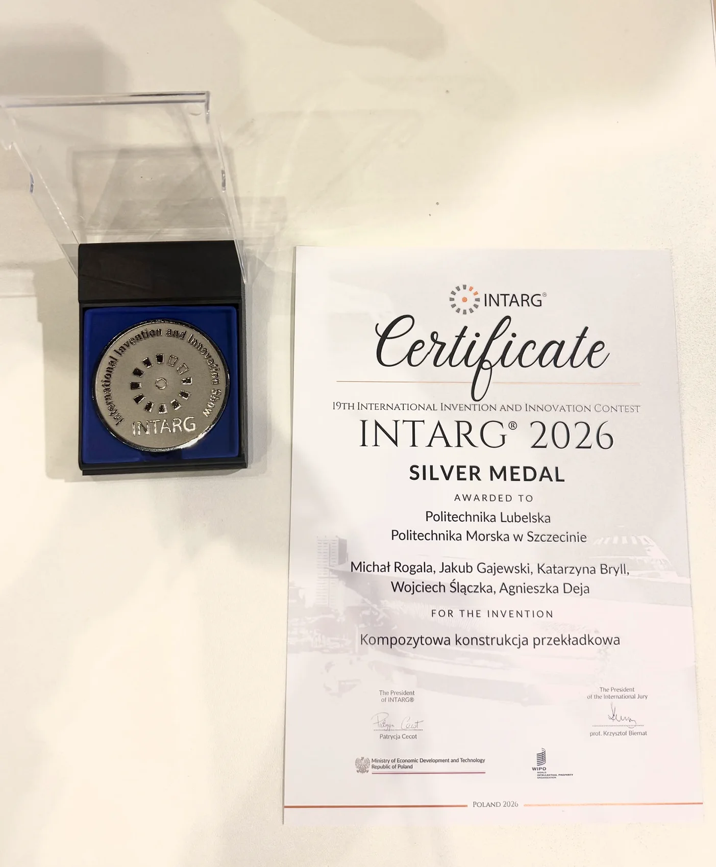 Medal i dyplom za patent "Kompozytowa konstrukcja przekładkowa" dla zespołu z Politechniki Morskiej i Politechniki Lubelskiej