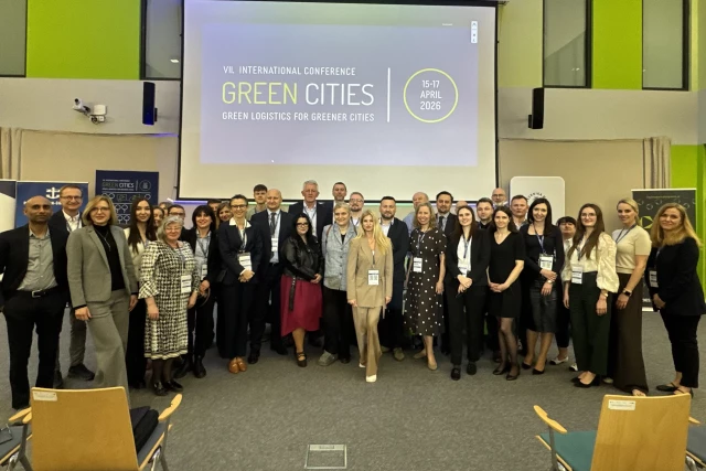 Uczestnicy i organizatorzy konferencji Green Cities 2026 - zdjęcie grupowe