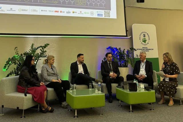 Uczestnicy konferencji biorący udział w prelekcji