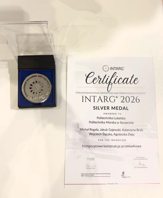 Medal i dyplom za patent "Kompozytowa konstrukcja przekładkowa" dla zespołu z Politechniki Morskiej i Politechniki Lubelskiej