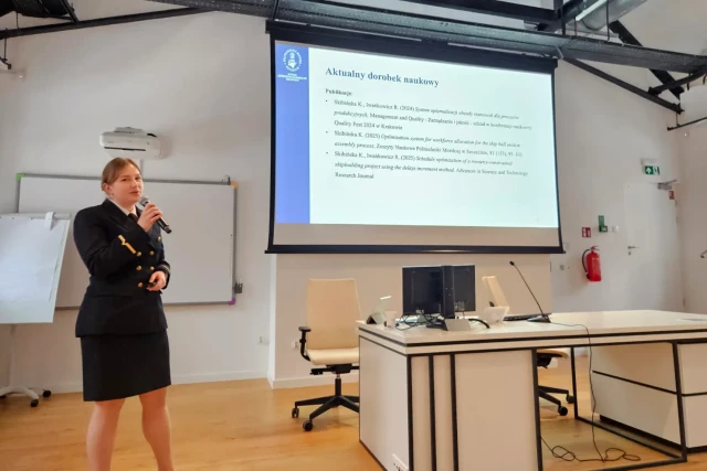 Mgr inż. Klaudia Skibińska podczas prezentacji "Zarządzanie zasobami w harmonogramowaniu procesów w przemyśle stoczniowym"