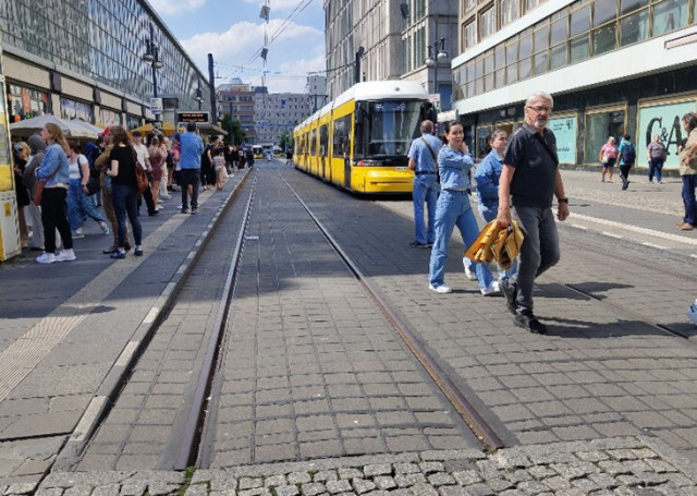 Komunikacja tramwajowa w centrum Berlina. Tramwaje dwustronne.