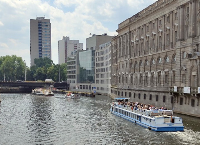 Barka na rzece - transport śródlądowy. Berlin centrum.