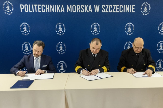 Prezes Technoparku Daniel Wacinkiewicz, Rektor PM Wojciech Ślączka, Dziekan WIET Stanisław Iwan podpisują umowy 