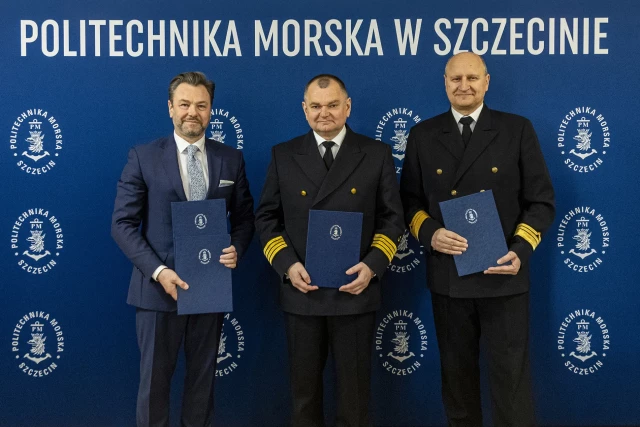 Prezes Technoparku Daniel Wacinkiewicz, Rektor PM Wojciech Ślączka, Dziekan WIET Stanisław Iwan po podpisaniu umów