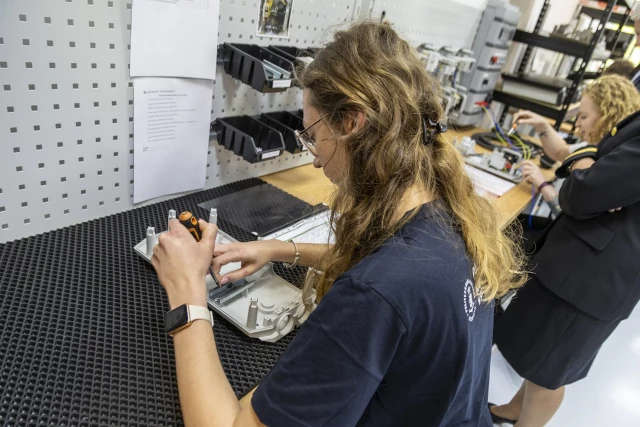 Studentka na stanowisku pracy w Laboratorium Optymalizacji Procesów Produkcyjnych
