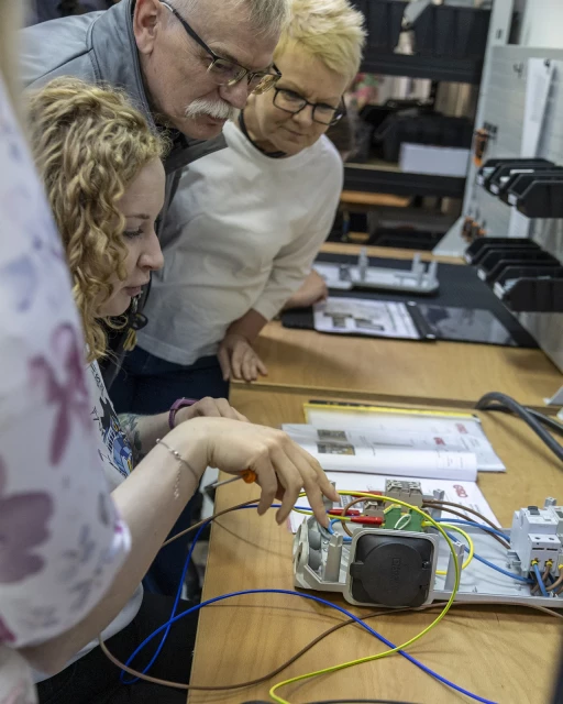 Studentka na stanowisku pracy w Laboratorium Optymalizacji Procesów Produkcyjnych