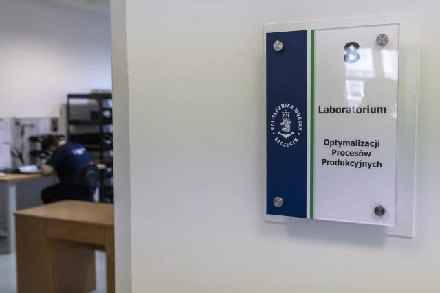 Laboratorium Optymalizacji Procesów Produkcyjnych - tabliczka informacyjna przed wejściem do laboratorium