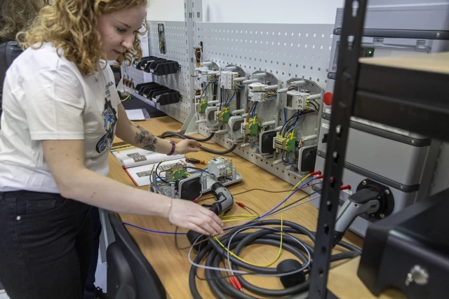 Studentka na stanowisku pracy w Laboratorium Optymalizacji Procesów Produkcyjnych