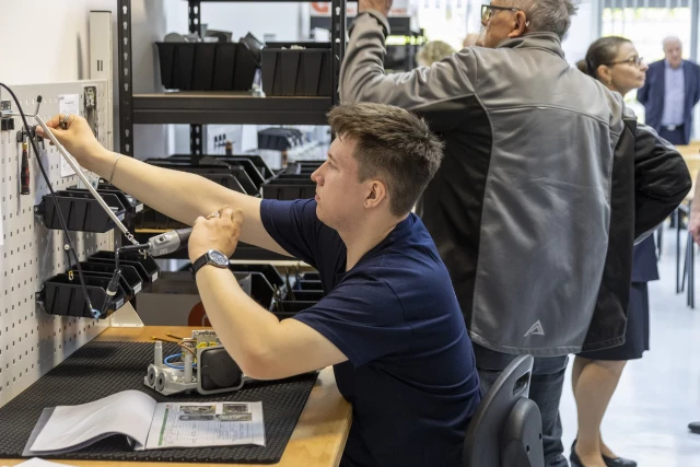Studnet na stanowisku pracy w Laboratorium Optymalizacji Procesów Produkcyjnych