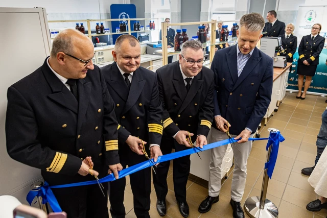  Dziekan Wydziału Inżynieryjno-Ekonomicznego Transportu PM Stanisław Iwan, Rektor Politechniki Morskiej Wojciech Ślączka, Kierownik Katedry Ochrony Środowiska i Towaroznawstwa. Wojciech Konicki, Sekretarz stanu w Ministerstwie Infrastruktury Arkadiusz Marchewka przecinają wstęgę podczas uroczystego otwarcia zmodernizowanego laboratorium