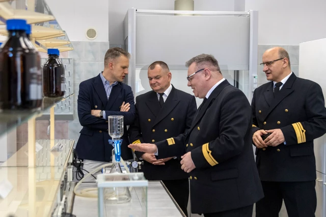 Goście podczas uroczystego otwarcia  zmodernizowanego laboratorium