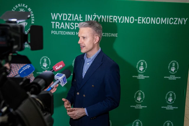  Sekretarz stanu w Ministerstwie Infrastruktury Arkadiusz Marchewka udziela wywiadu mediom