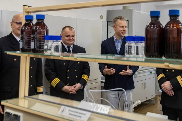 Goście podczas uroczystego otwarcia  zmodernizowanego laboratorium