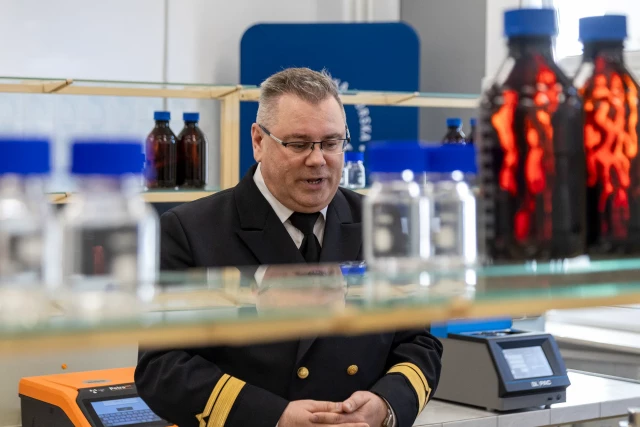 Kierownik Katedry Ochrony Środowiska i Towaroznawstwa Wojciech Konicki opowiada o laboratorium