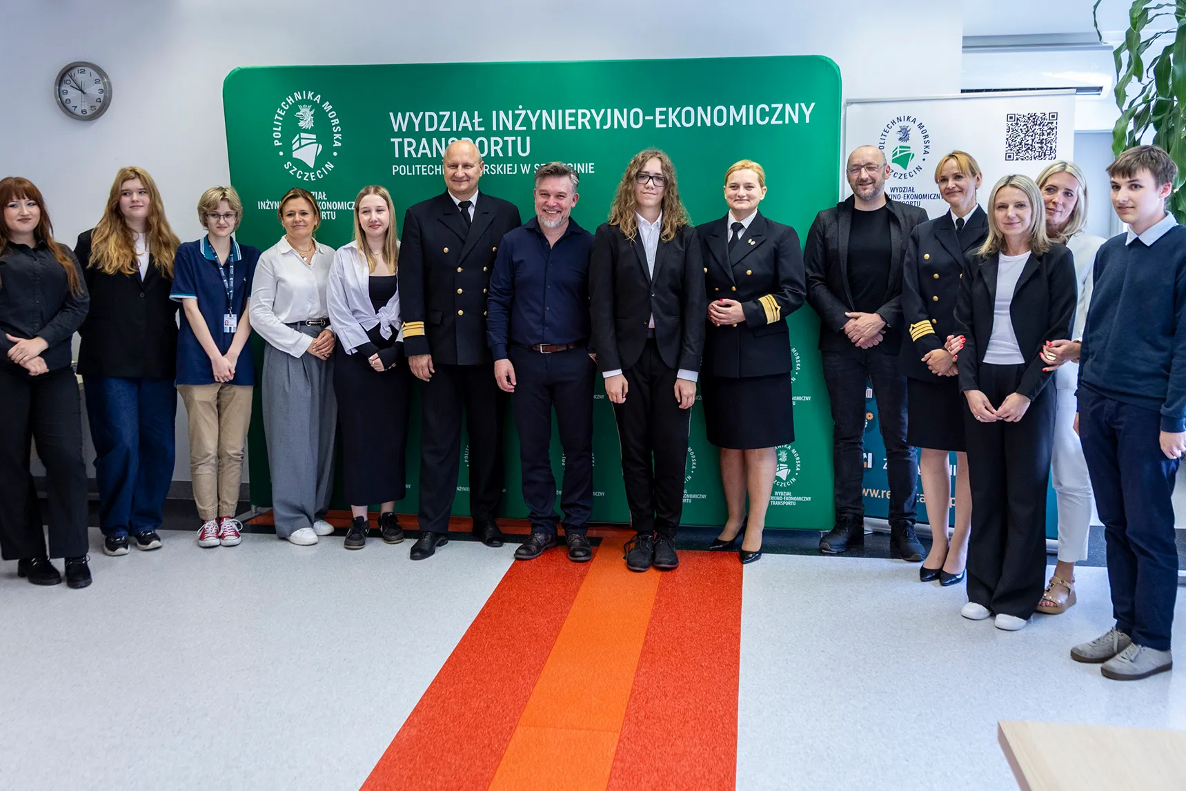 Laureaci konkursu z pisarzami oraz przedstawicielami sponsorów i Politechniki Morskiej po uroczystości rozdania nagród - 12 czerwca 2025 r.