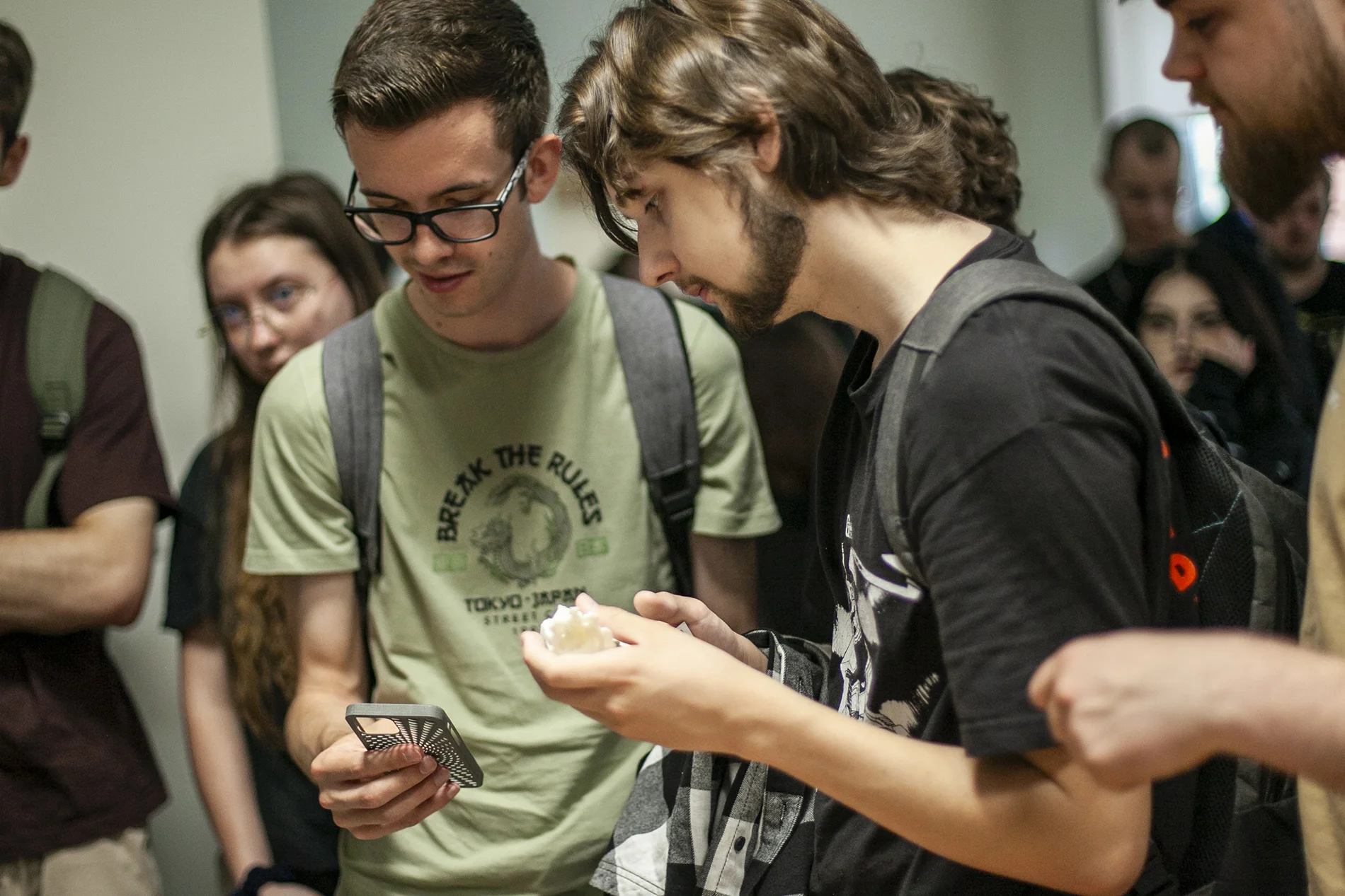 Studenci oglądają wydruki 3D po prelekcji