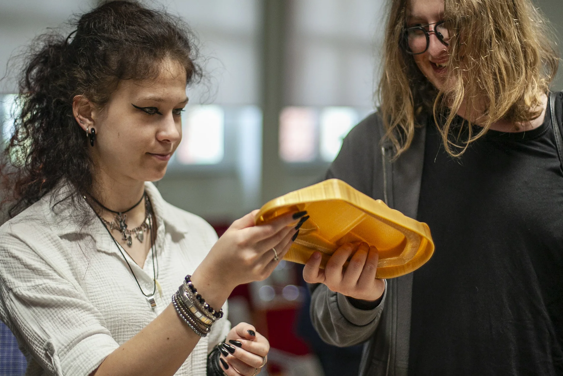 Studenci oglądają wydruki 3D po prelekcji