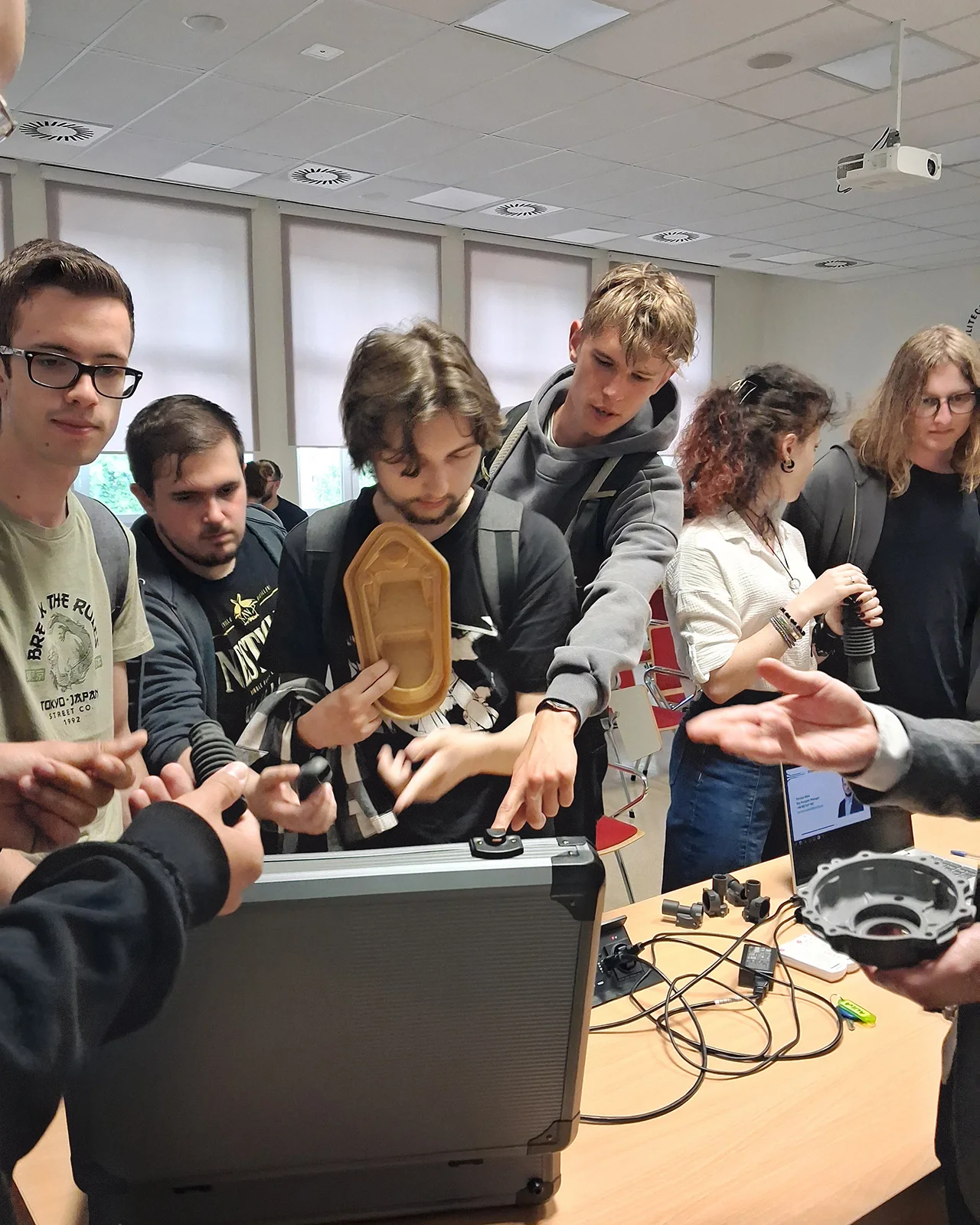 Studenci oglądają wydruki 3D po prelekcji