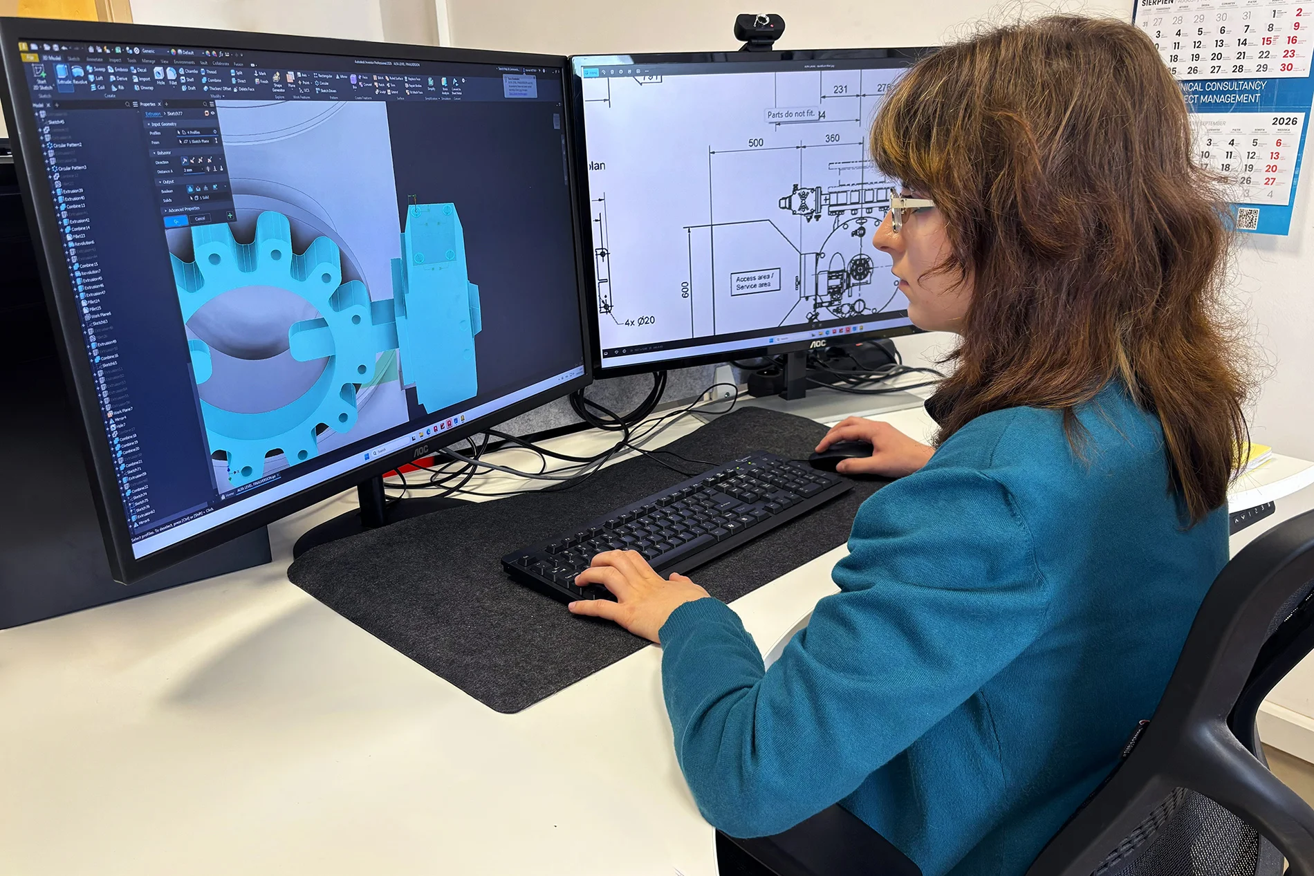 Studentka inzynierii modelowania przestzrennego przy monitorze z modelami 3D