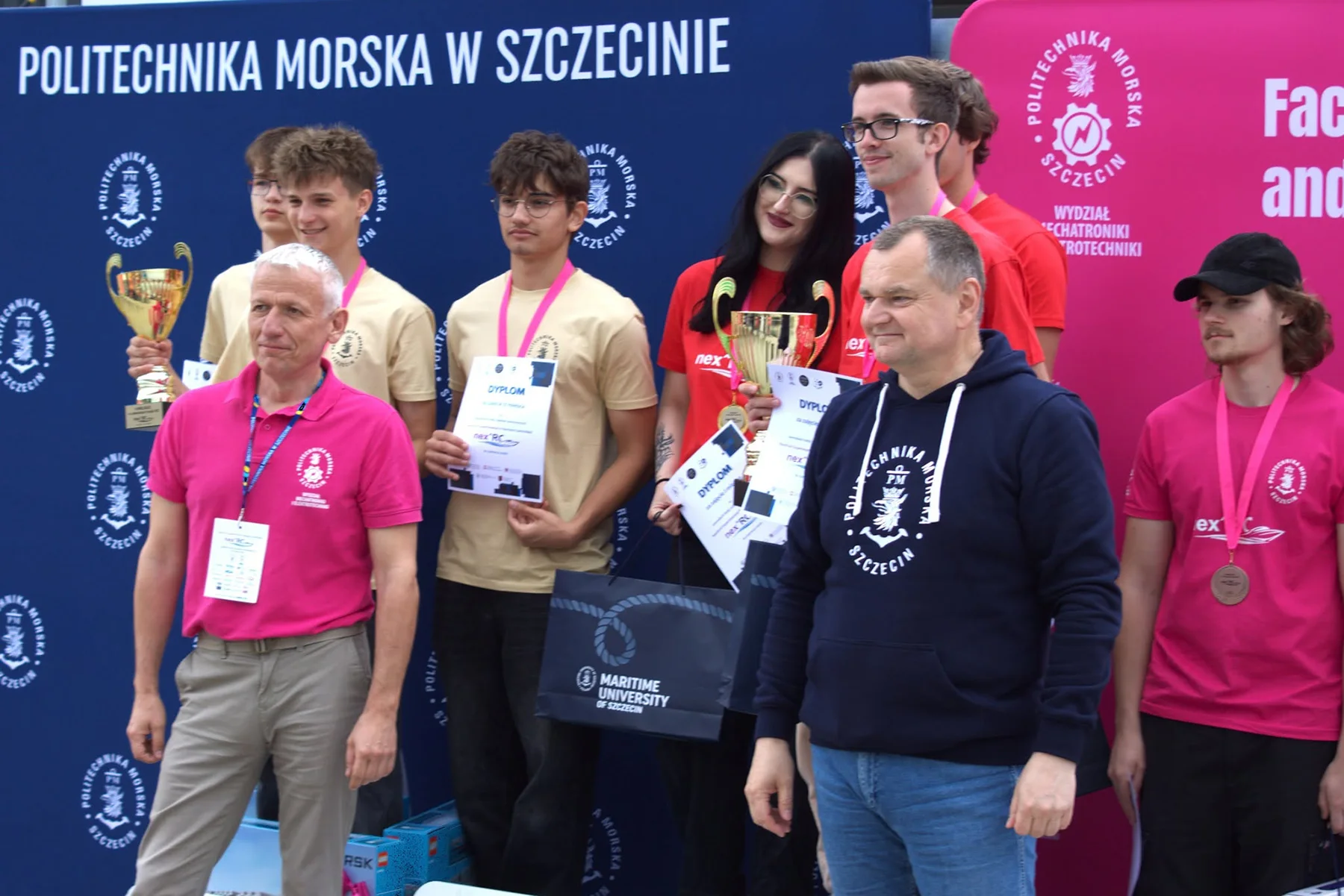 Drużyna Kaczki na fali na podium