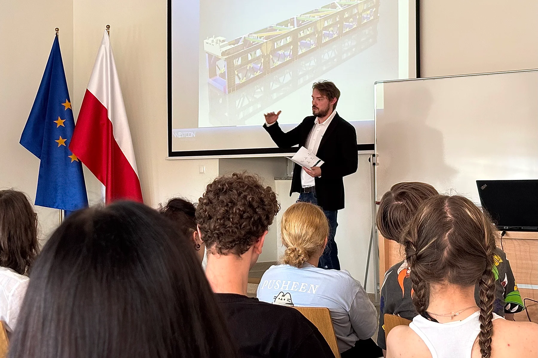Przedstawiciel firmy Wescon podczas prezentacji dla studentów kierunku inżynieria modelowania przestrzennego