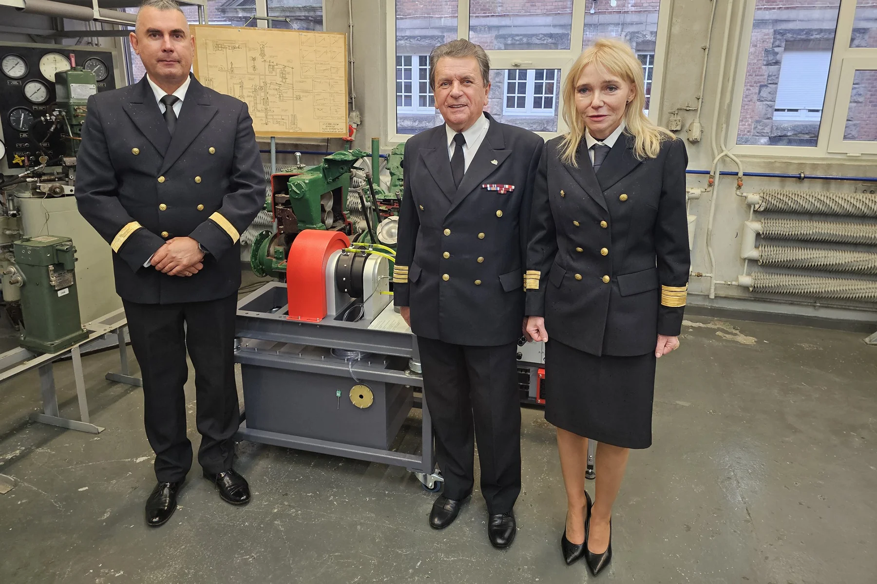 Przedstawiciele WM podczas przekazania stanowiska dydaktyczno-badawczego od Fundacji Lechosława Bar Wsparcia Edukacji Morskiej dla PM