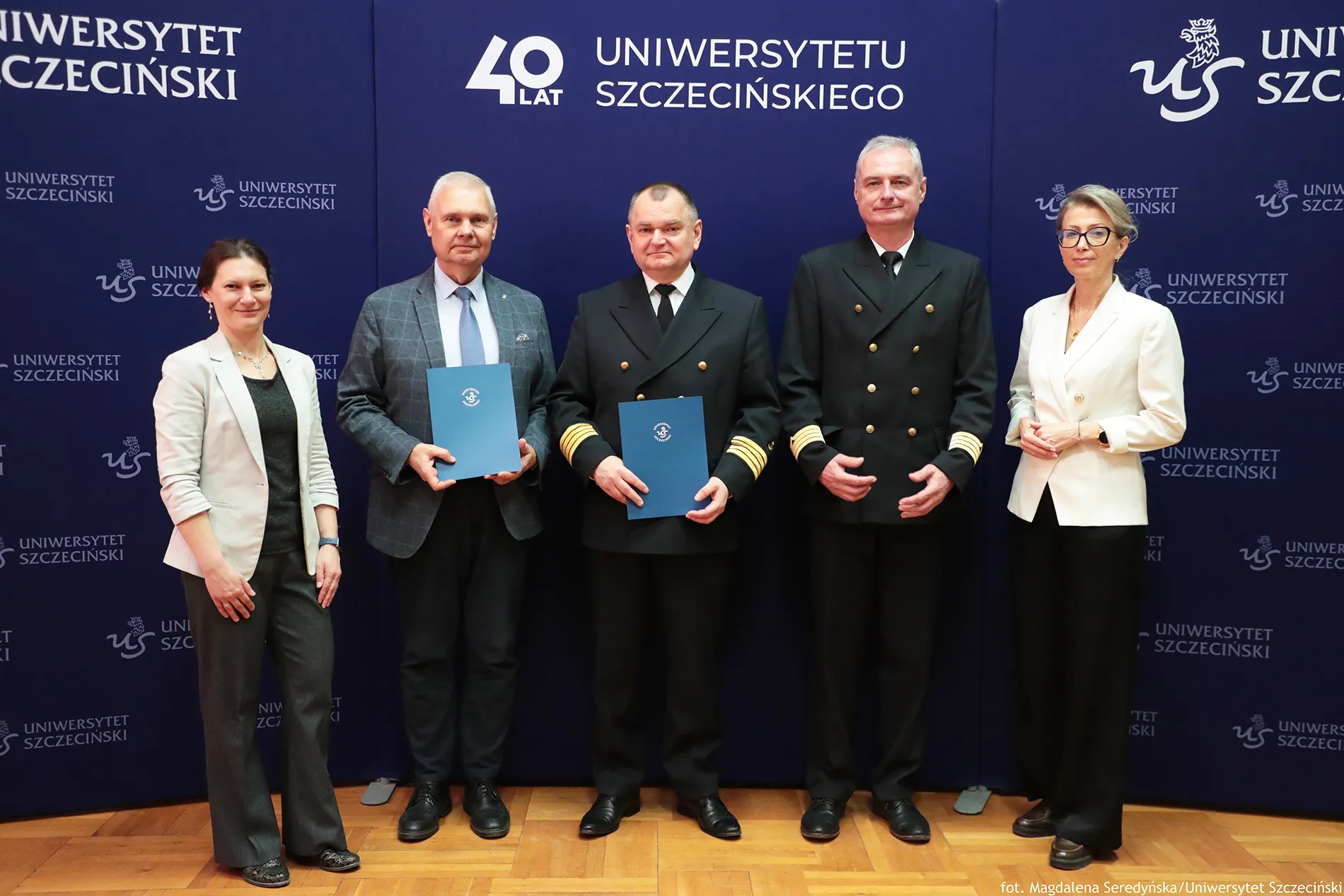 Po podpisaniu umowy między US a PM, od lewej: dr Katarzyna Ślusarska, Rektor US prof. dr hab. Waldemar Tarczyński, Rektor PM dr hab. inż. kpt. ż.w. Wojciech Ślączka, prof. PM,  dr inż. Waldemar Kostrzewa – Koordynator kierunku inżynieria modelowania przestrzennego, Dyrektor Instytutu Historycznego dr hab. Agnieszka Szudarek, prof. US