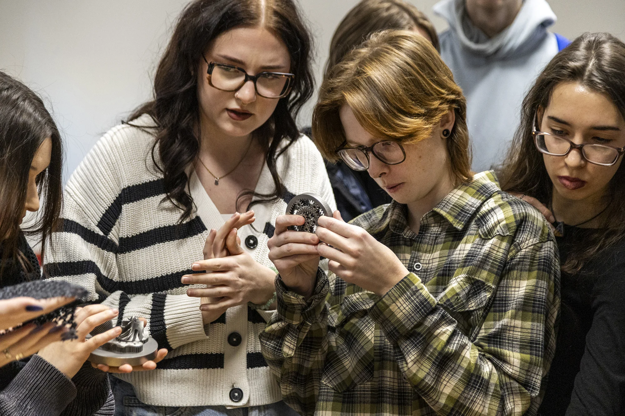 Studenci oglądają wydruki 3D z metalu