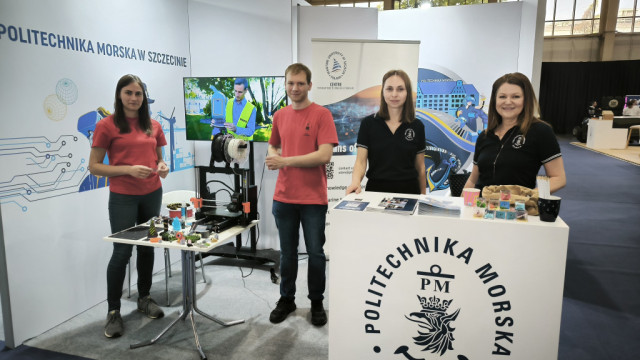 przedstawiciele Wydziału Mechanicznego Politechniki Morskiej na Europejskich Targach Nauki w Poznaniu. 