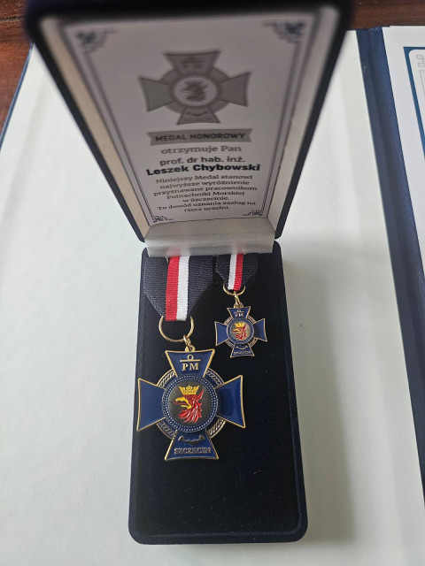 Zdjęcia z wręczenia Medalu Honorowego prof. Leszkowi Chybowskiemu Fot. Tomasz Kwiatkowski