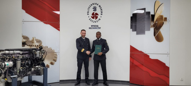  Ogochukwu Samuel Obuseh wraz z promotorem po obronie pracy inżynierskiej