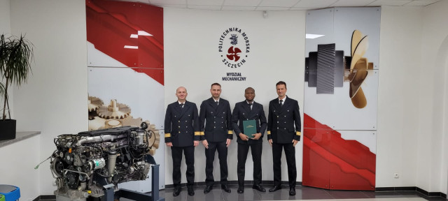  Ogochukwu Samuel Obuseh wraz z komisją po obronie pracy inżynierskiej